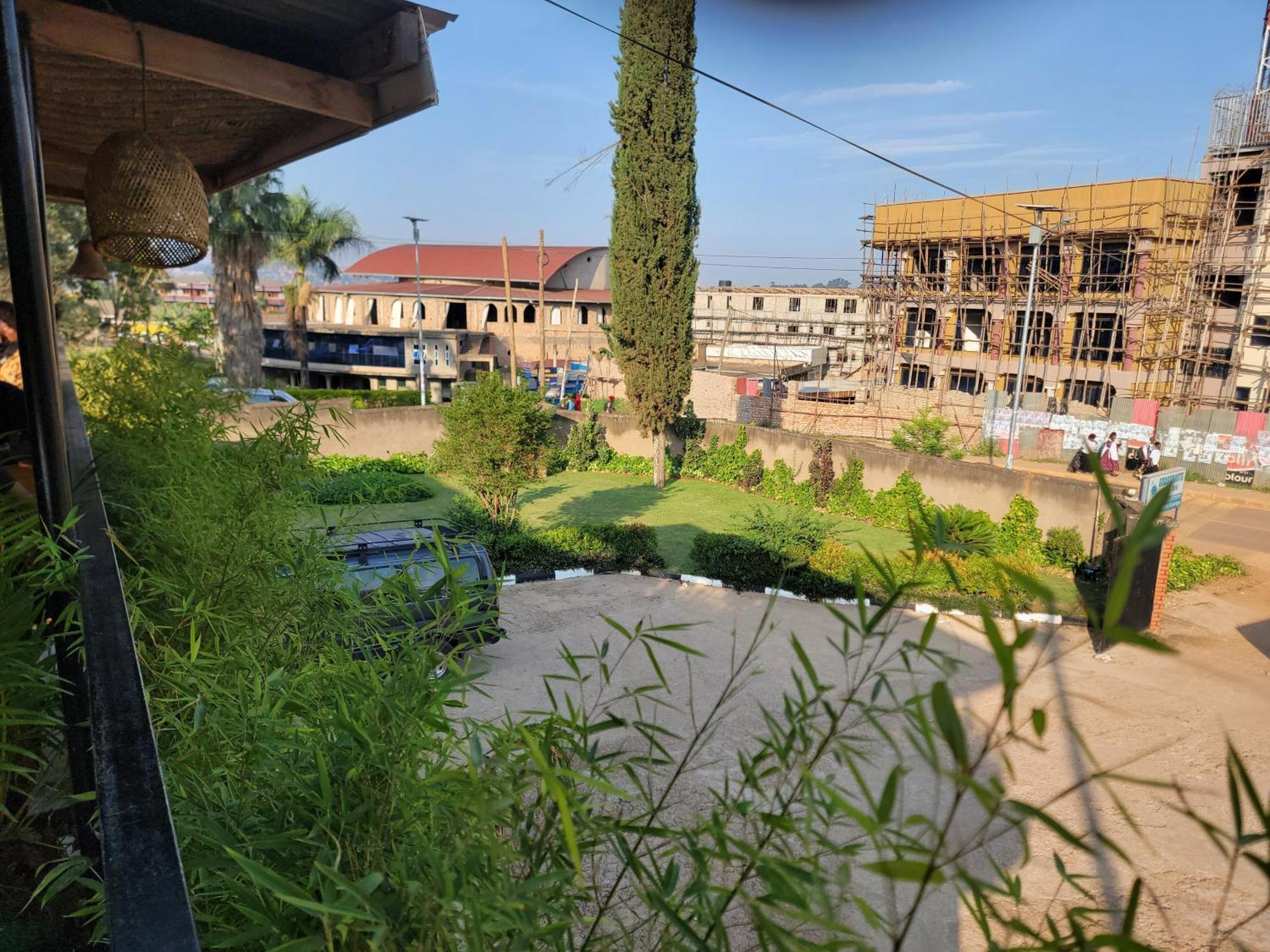 Grassroots Cafe & Deli Panzió Masaka Kültér fotó