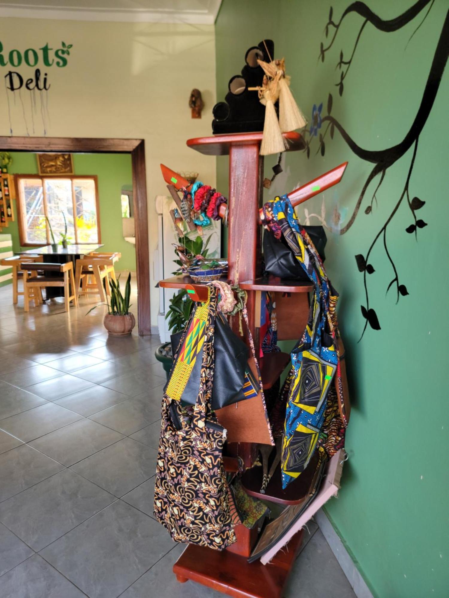 Grassroots Cafe & Deli Panzió Masaka Kültér fotó