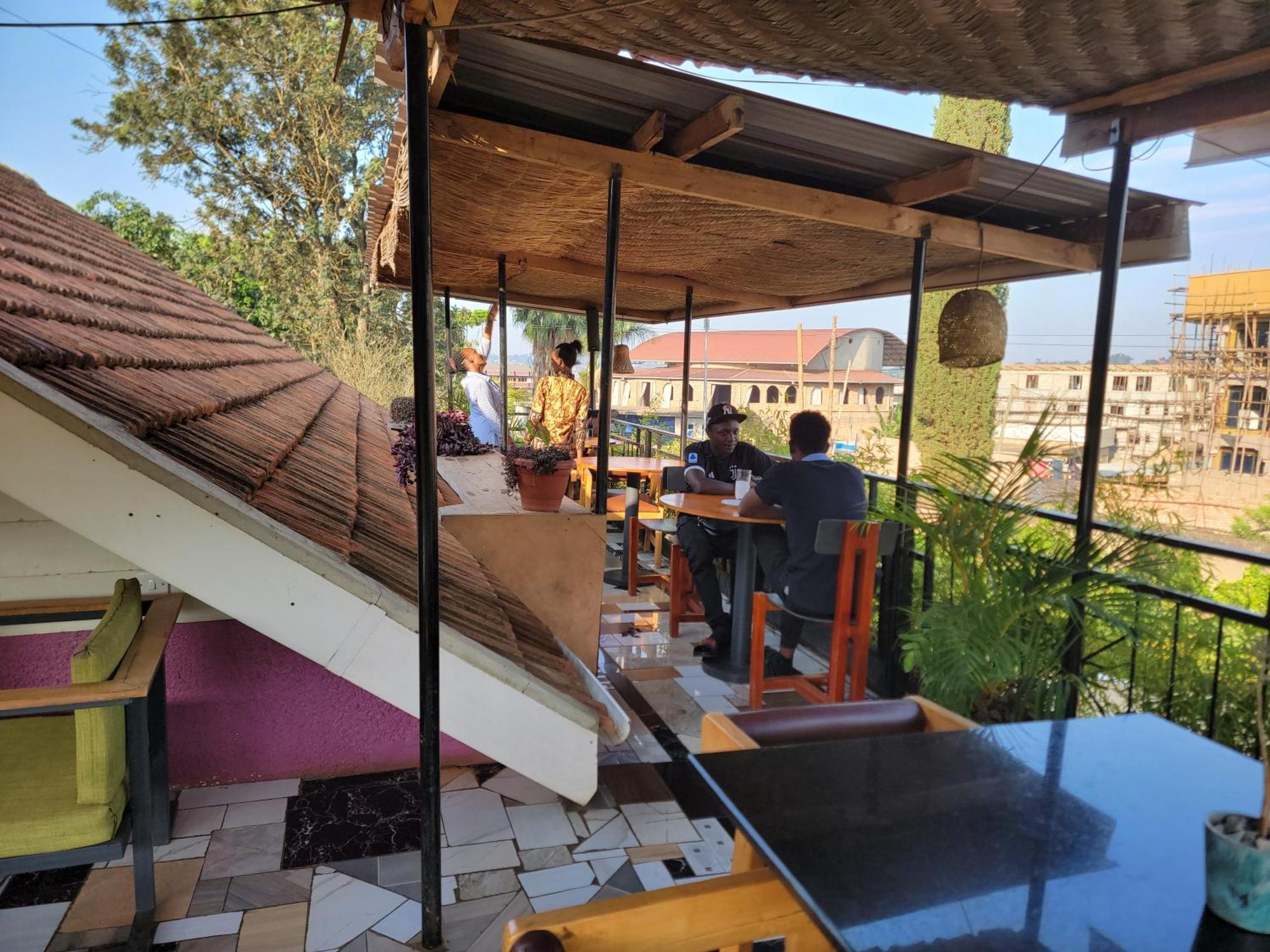 Grassroots Cafe & Deli Panzió Masaka Kültér fotó