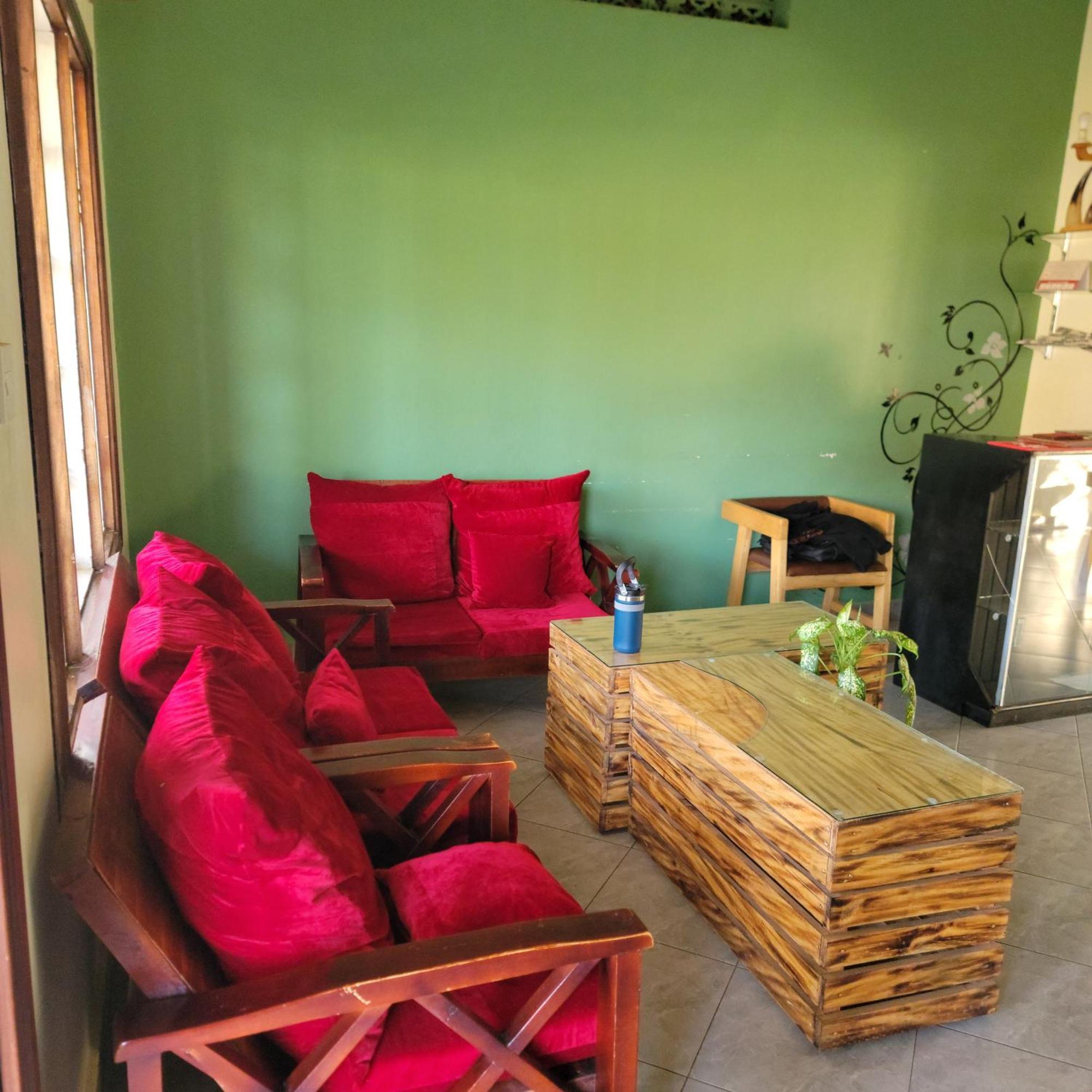 Grassroots Cafe & Deli Panzió Masaka Kültér fotó