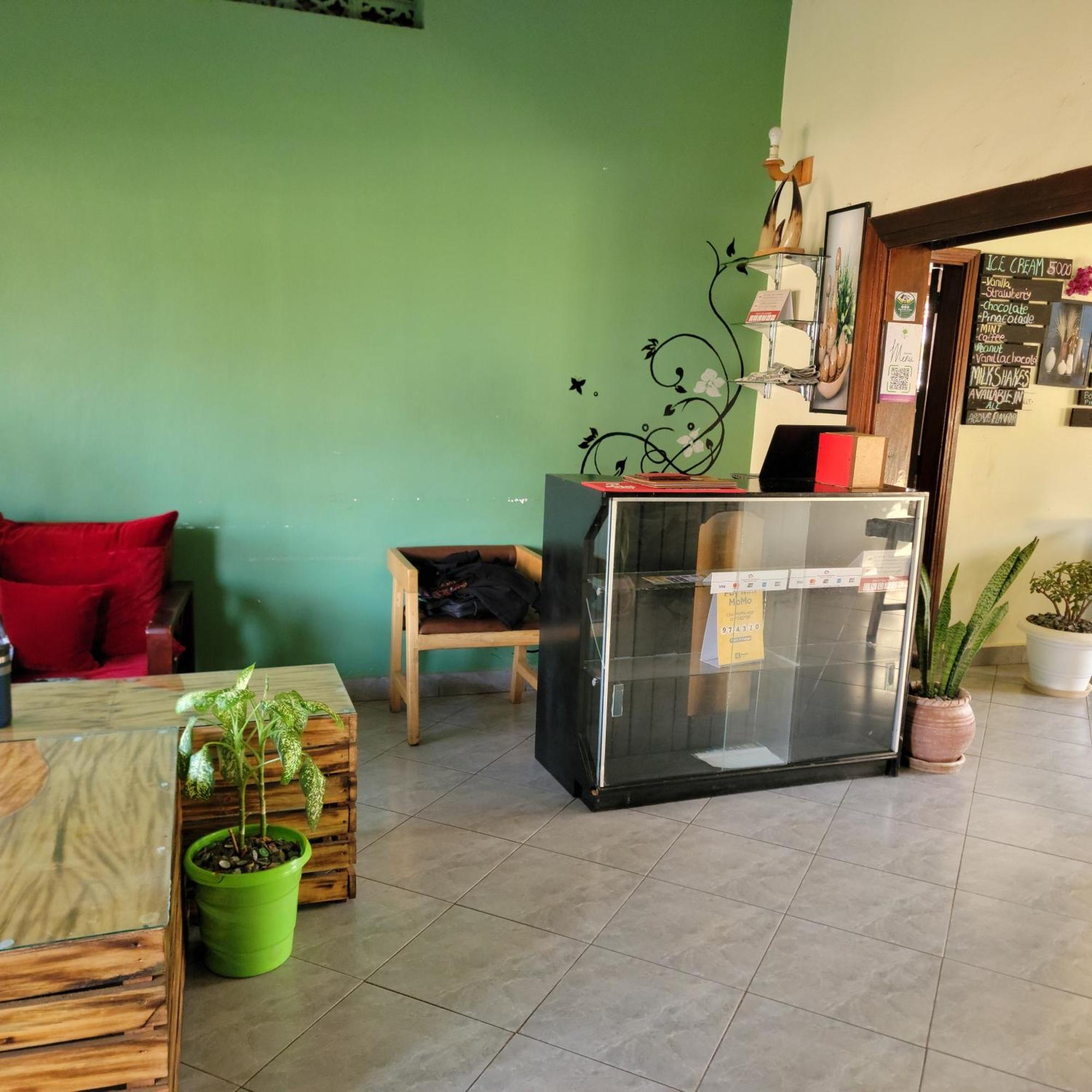 Grassroots Cafe & Deli Panzió Masaka Kültér fotó